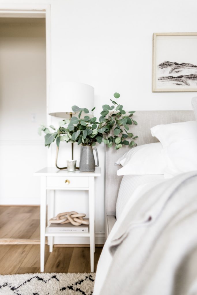 A Minimalistic Approach To Bed Styling