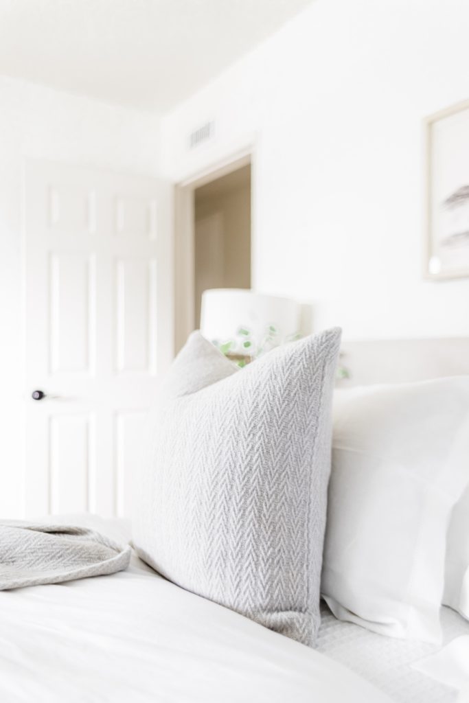 A Minimalistic Approach To Bed Styling