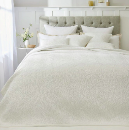 Three Ways To Style a Quilt