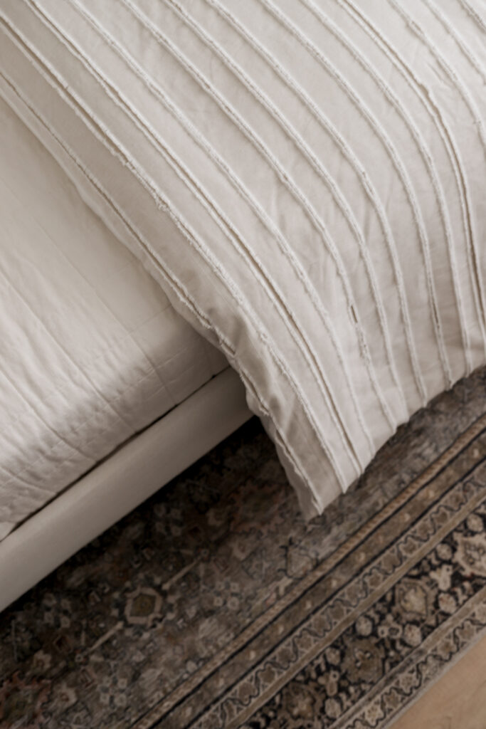 The Great Debate: Duvet vs Comforter – Which One Fits Your Bed Better?